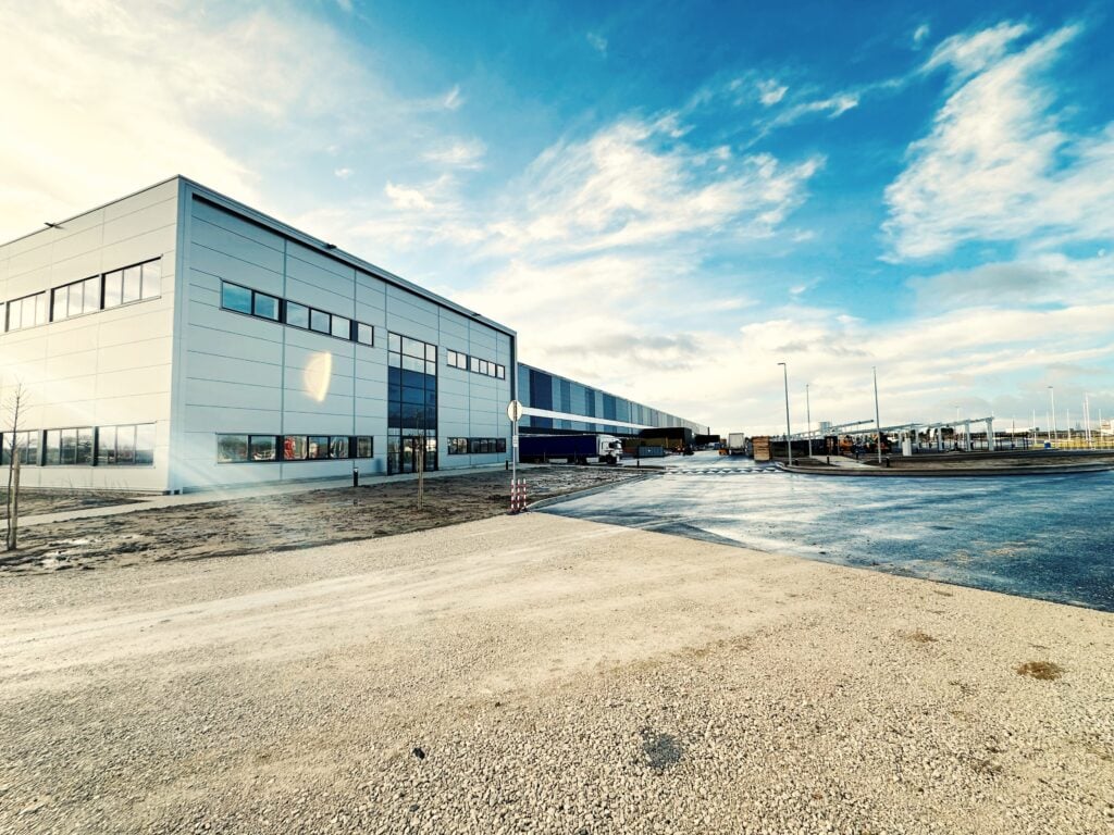 Inauguration de la nouvelle plateforme logistique de Vente-unique.com ...